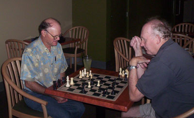 Les_and_Peter--Duke_it_out-Xmas_Ev_2005 (23K)